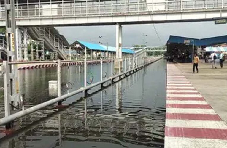 प्रयागराज में बारिश का कहर, सड़कें-रेलवे ट्रैक जलमग्न; स्कूल बंद, बाढ़ जैसे हालात