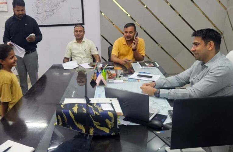 मासूम आश्वी की गुहार पर जागा प्रशासन, डीएम ने दिया समाधान का भरोसा