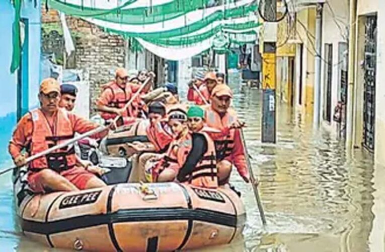 सीएम योगी के निर्देशों के अनुपालन में रामघाट पर बाढ़ राहत का चल रहा था प्रशिक्षण, युवक को डूबता देख तत्काल मोर्चा संभाला