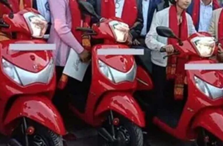 यूपी में 50 हजार मेधावी छात्राओं को मिलेगी मुफ्त स्कूटी, टॉप 5% छात्राओं की तैयार हो रही सूची