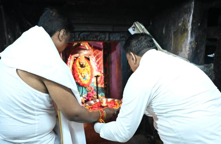 तिरंगा यात्रा के दूसरे दिवस माँ दंतेश्वरी की पूजा-अर्चना कर उप मुख्यमंत्री एवं वन मंत्री ने किया यात्रा का शुभारंभ