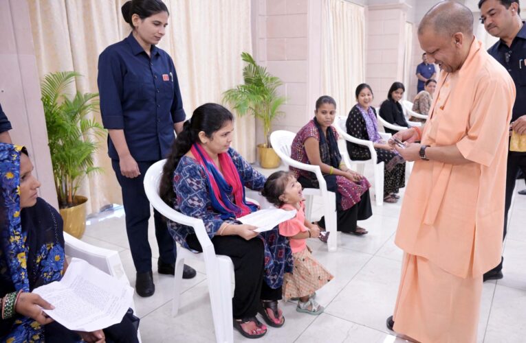 सीएम योगी और बच्ची के बीच संवाद से खिलखिला उठे हॉल में मौजूद लोग, सभी ने सीएम के वात्सल्य की प्रशंसा की