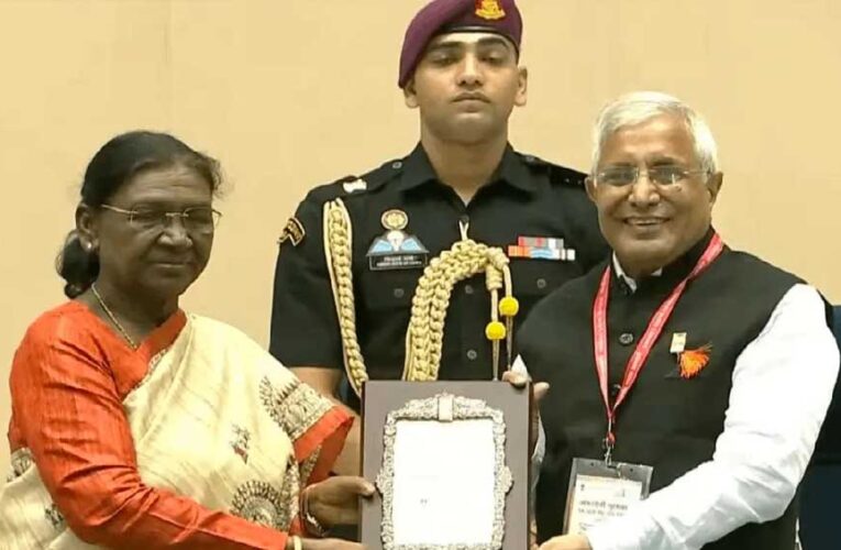 उज्जैन के सतीश दवे को राष्ट्रपति मुर्मू ने किया सम्मानित, पांच दशक की रंगयात्रा को मिला राष्ट्रीय पुरस्कार