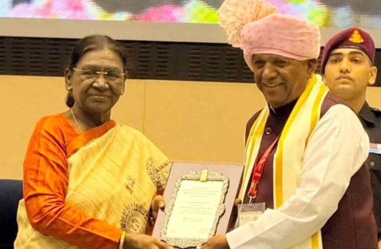 इंदौर के पद्मश्री भैरूसिंह चौहान को राष्ट्रपति मुर्मू ने किया सम्मानित, ‘कबीर वाणी’ को मिला राष्ट्रीय गौरव