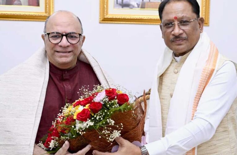 मुख्यमंत्री विष्णुदेव साय से निर्माता-निर्देशक डॉ. चंद्रप्रकाश द्विवेदी ने की सौजन्य मुलाकात