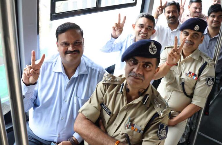 ईवी बस से जनविश्वास शिविर के लिए रवाना हुए संभागायुक्त,कलेक्टर एवं अन्य वरिष्ठ अधिकारी