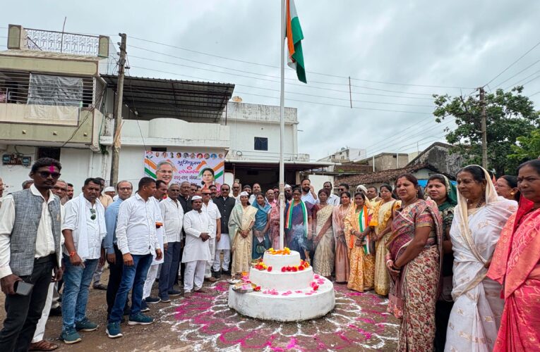 नगरी में विधायक अंबिका मरकाम ने फहराया तिरंगा, एकता और लोकतांत्रिक मूल्यों की रक्षा का लिया संकल्प