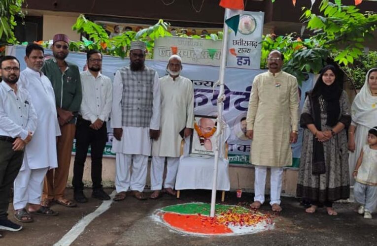 मिर्ज़ा एजाज़ बेग ने हज कमेटी कार्यालय में किया ध्वजारोहण
