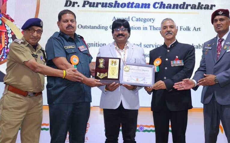 डॉ. पुरुषोत्तम चन्द्राकर को  राष्ट्रीय गौरव पुरस्कार  नई दिल्ली के कन्वेंशन सेंटर में  प्रदान किया गया