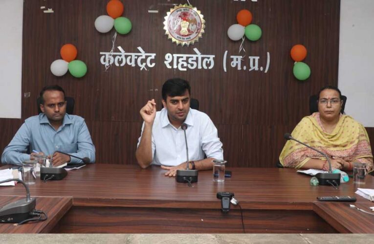 कलेक्टर ने स्कूलों में नामांकन, आधार अपडेशन तथा सायकल वितरण की समीक्षा की