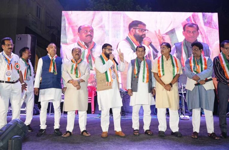 80 किलो लड्डू बांटकर मनाया आजादी का जश्न, जश्न-ए-आजादी ट्रस्ट के कार्यक्रम में धर्मगुरुओं ने किया ध्वजारोहण