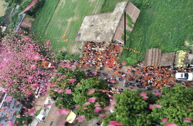 कांवड़ियों पर हेलीकॉप्टर से पुष्पवर्षा, गूंजा हर-हर महादेव का जयघोष