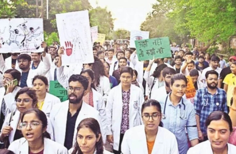 MP के 13 सरकारी मेडिकल कॉलेजों में MBBS इंटर्न्स की हड़ताल, 3,600 प्रशिक्षु डॉक्टरों ने काम किया बंद