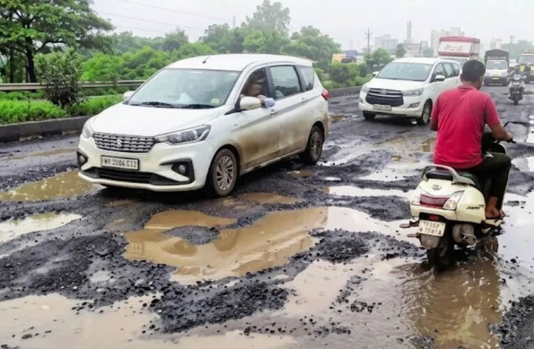 सड़कें बनीं मौत का जाल, गड्ढों में उतरकर फूटा जनता का गुस्सा: कांग्रेस-भाजपा एक मंच पर, नगर पंचायत की कार्यशैली पर गंभीर सवाल