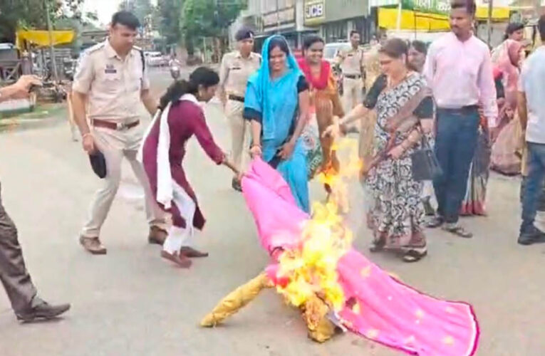 महिलाओं के सम्मान पर सियासत गरम: केंद्रीय मंत्री प्रह्लाद जोशी और सांसद कंगना रनौत के खिलाफ महिला कांग्रेस का उग्र प्रदर्शन, सार्वजनिक माफी की मांग