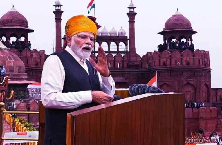 लाल किले पर सबसे ज्यादा बार तिरंगा किस प्रधानमंत्री ने फहराया? जानें नेहरू, इंदिरा और मोदी का रिकॉर्ड