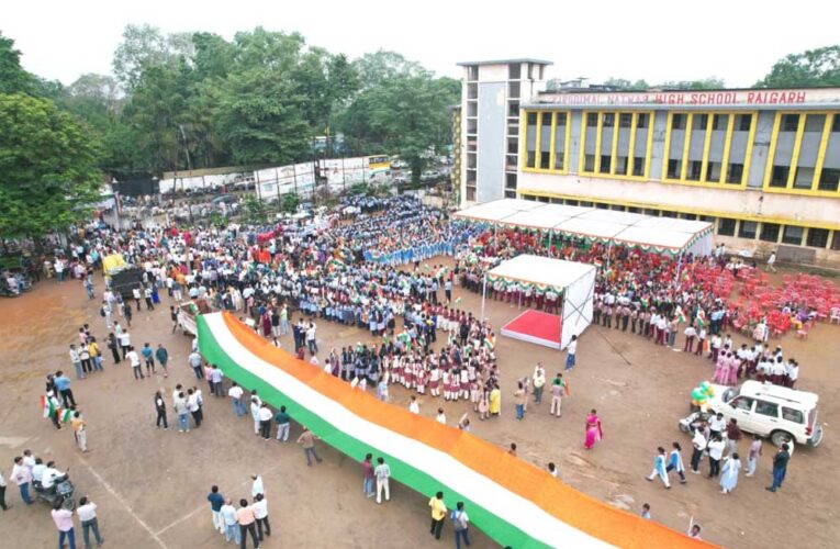 करीब 200 फीट लंबे तिरंगे के साथ उमड़ा जनसैलाब, वित्त मंत्री  ओ.पी. चौधरी हुए शामिल