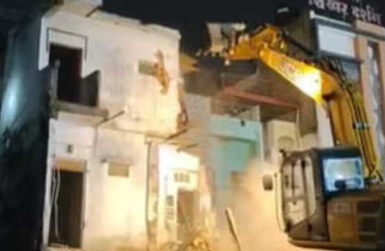 महाकाल मंदिर के सामने गरजा बुलडोजर, 65 साल पुराना परचुरे भवन 60 मिनट में जमींदोज; जानें वजह