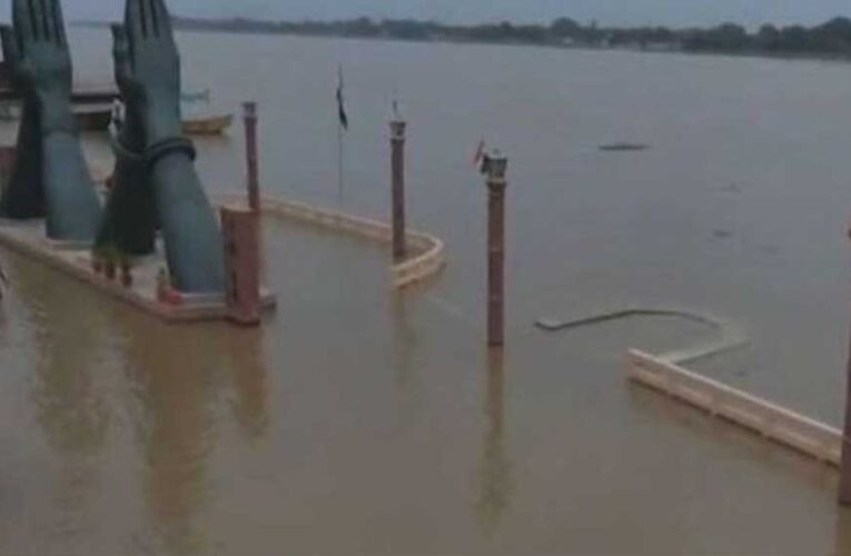 वाराणसी में गंगा का विकराल रूप, अस्सी से नमो घाट तक 84 घाट जलमग्न; बाढ़ को लेकर अलर्ट