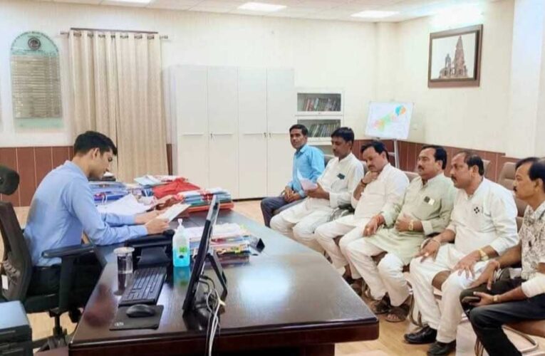 शुगर मिल अनशन को लेकर कांग्रेस प्रतिनिधिमंडल ने कलेक्टर को सौंपा ज्ञापन
