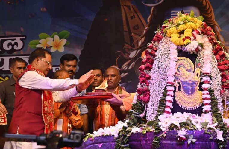 मुख्यमंत्री विष्णु देव साय ने भगवान शिव का रुद्राभिषेक कर प्रदेशवासियों के सुख-समृद्धि और खुशहाली की कामना की