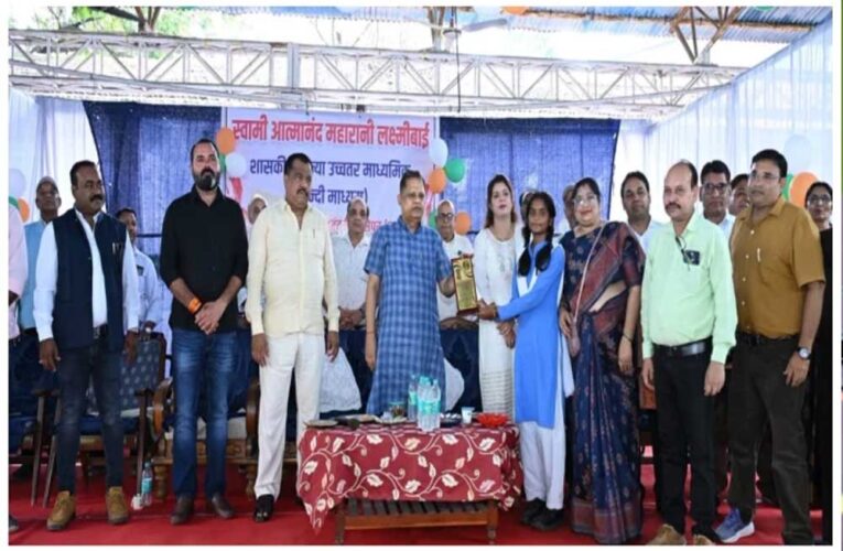 बिलासपुर की ग्रामीण बेटियों का कमाल! दीवार पर थूकते ही बजेगा अलार्म, बारिश में खुद खुलेगा छाता