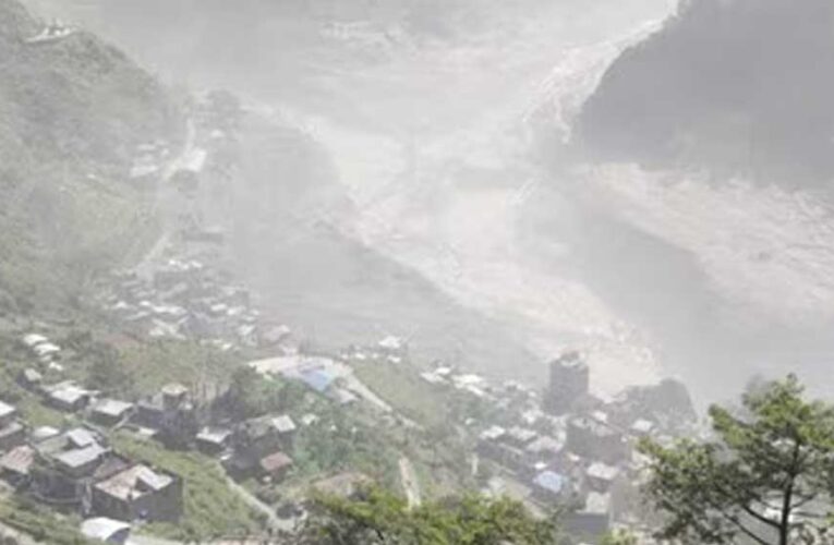 पहाड़ों से उठा धुएं का गुबार, फिर आया महाप्रलय; नेपाल में बाढ़ के 4 खौफनाक VIDEO