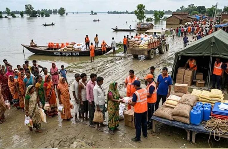 बाढ़ प्रभावितों तक तेजी से पहुंच रही राहत, 16 जिलों में मदद से जुड़ा अभियान जारी
