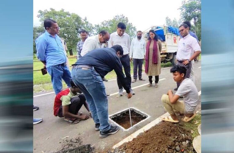 पिट लगाकर जांची सड़क की परतें, पीएमजीएसवाई सड़कों की गुणवत्ता पर कलेक्टर की पैनी नजर