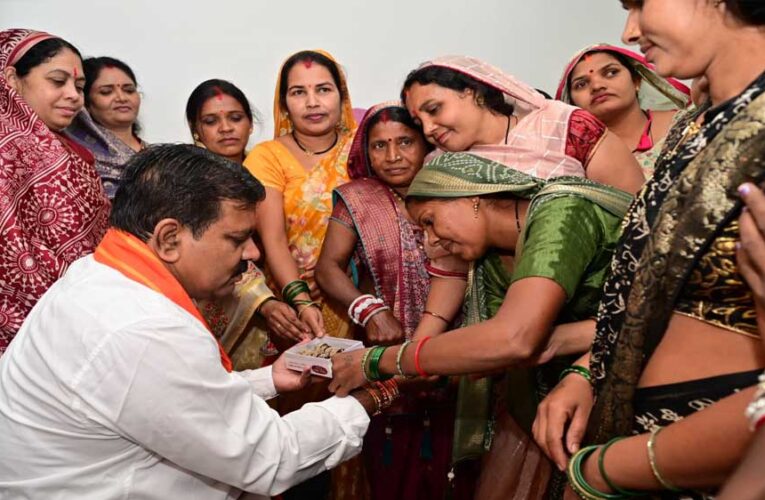 रायपुर : बिहान की दीदियों ने उपमुख्यमंत्री विजय शर्मा को राखी बांधकर दी बधाई, साझा किए गुजरात भ्रमण के अनुभव