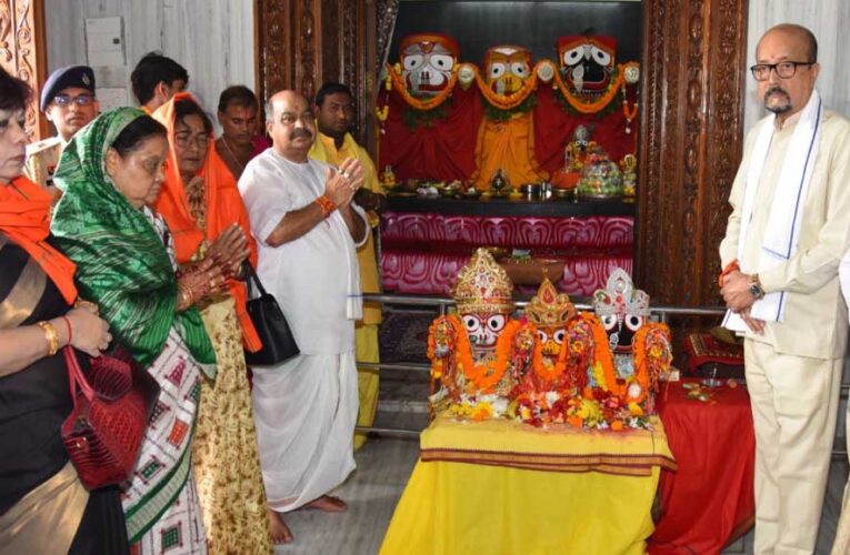रायपुर : रक्षाबंधन पर राज्यपाल रमेन डेका ने भगवान जगन्नाथ के दर्शन कर बांधा रक्षासूत्र