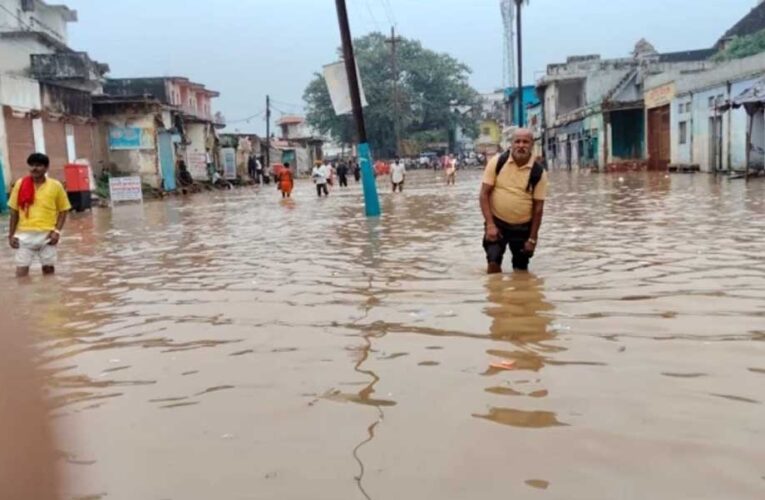 सतना-चित्रकूट में बारिश का कहर! घर-दुकानों में घुसा पानी, सड़कों पर चली नाव