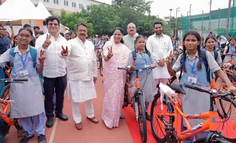 दिल्ली में 1.40 लाख छात्राओं को मिलेंगी मुफ्त साइकिल, विद्या वाहिनी योजना शुरू