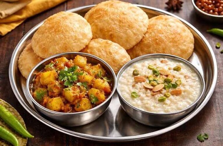 संडे लंच में बनाएं सूजी की फूली-फूली पूड़ियां और चटपटे मठ्ठे वाले आलू