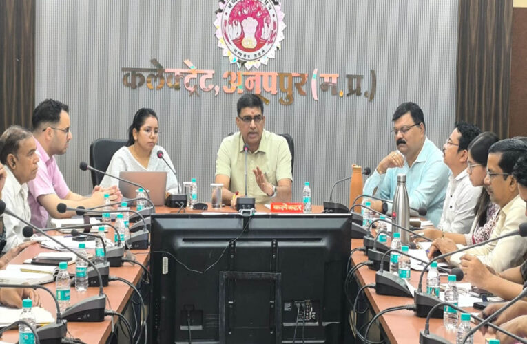 जिले के सभी विद्यालयों एवं छात्रावासों में पेयजल गुणवत्ता की जांच कराई जाए – कलेक्टर झा
