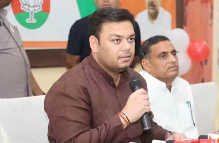 एक भी स्कूल बंद नहीं हुआ… अखिलेश के आरोपों पर योगी सरकार का पलटवार, सपा राज पर भी साधा निशाना