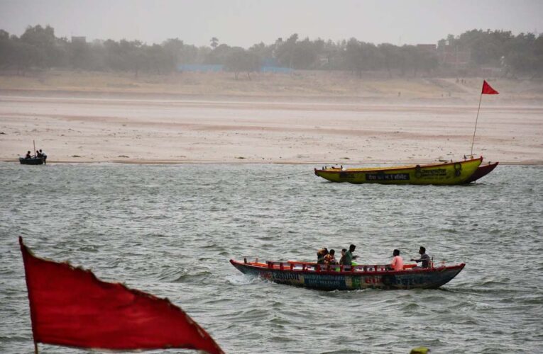 वाराणसी में गंगा का जलस्तर बढ़ा, घाट जलमग्न, प्रशासन पूरी तरह अलर्ट