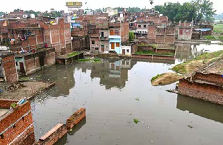 वाराणसी में गंगा उफान पर, चेतावनी बिंदु से महज सवा मीटर नीचे पहुंचा जलस्तर