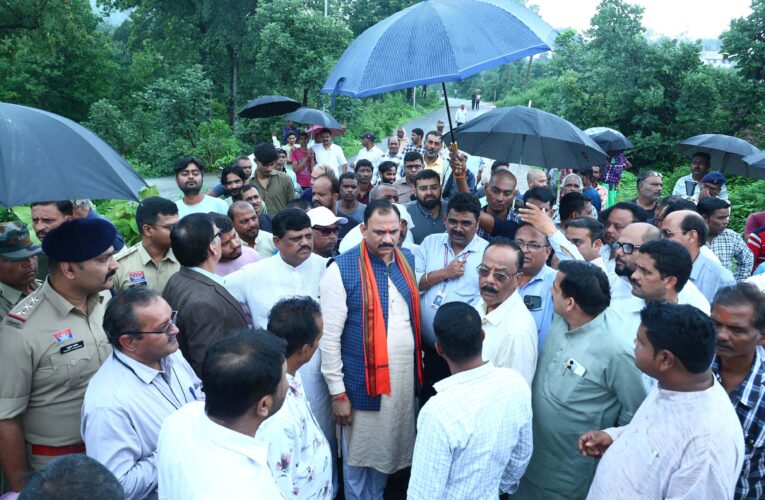 बड़ा बाजार-बरतुंगा मार्ग बंद होने से मचा हड़कंप, 5 किमी झाड़ियों में पैदल उतरे मंत्री