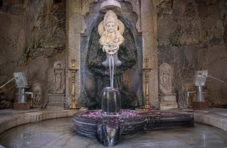 झारखंड के इस मंदिर में 24 घंटे होता है शिवलिंग का जलाभिषेक, रहस्य आज भी बरकरार