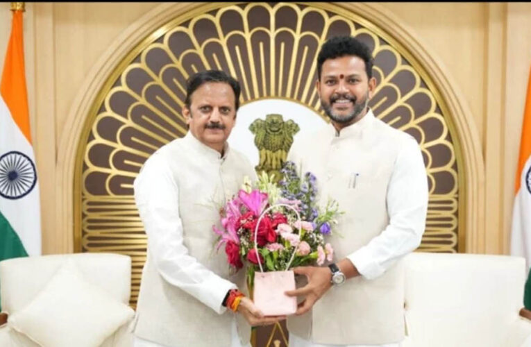 उप मुख्यमंत्री शुक्ल ने केंद्रीय नागरिक उड्डयन मंत्री से नायडू से की सौजन्य भेंट