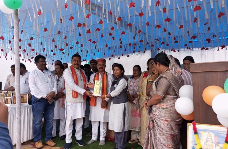 प्रतिभा सम्मान से नई लेदरी में खिला शिक्षा का गौरव, मेधावी छात्राओं को मिला पुरस्कार