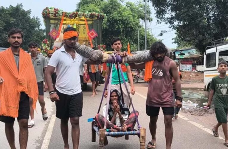 हापुड़ में अनोखी श्रद्धा, 95 वर्षीय दादी को 25 पोतों ने पालकी से कराई कांवड़ यात्रा