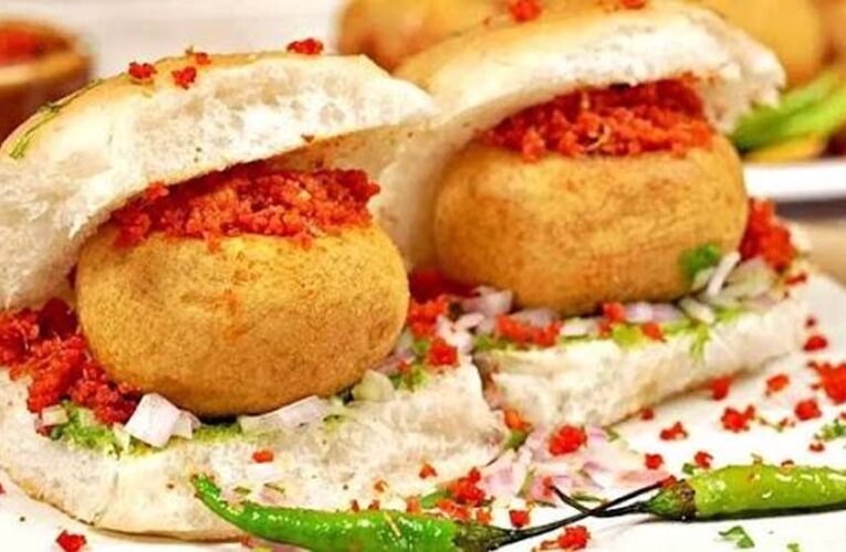 मुंबई का फेमस स्वाद, अब घर पर बनाएं कुरकुरी कोथिंबीर वड़ा पाव रेसिपी