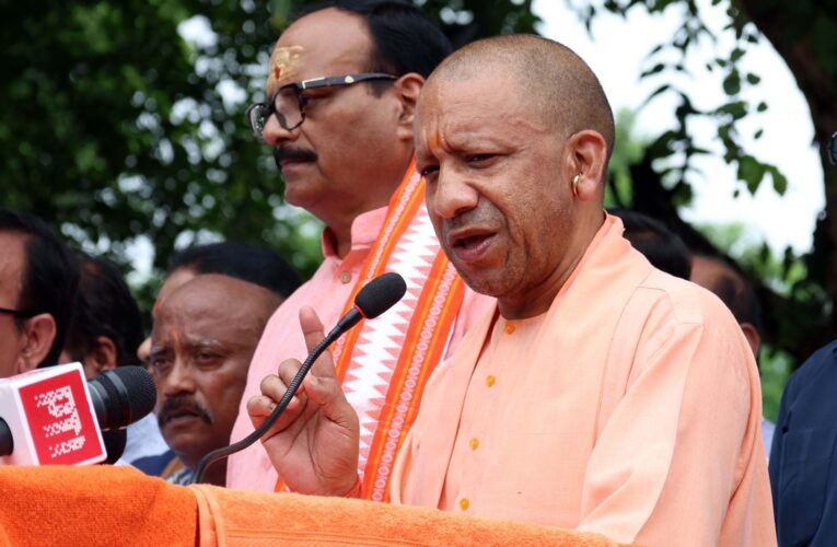 अटल जी का छह दशक का सार्वजनिक जीवन निर्विवाद और निष्कलंक रहाः सीएम योगी