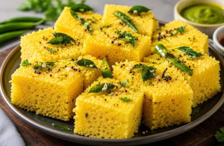 कुकर में बनाएं बाजार जैसा स्पंजी ढोकला, 10 मिनट में तैयार होगी गुजराती डिश