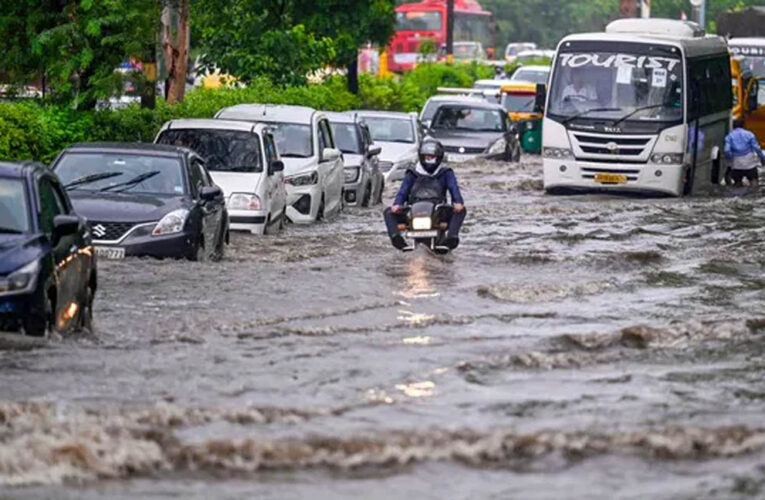 गुरुग्राम में भारी बारिश से हालात बिगड़े, जलभराव के बीच जारी हुई वर्क फ्रॉम होम एडवाइजरी