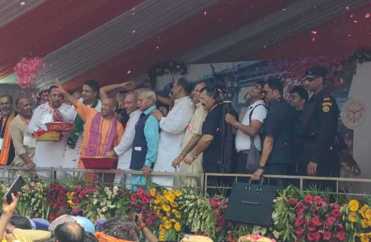 मेरठ में योगी ने कांवड़ियों पर की पुष्पवर्षा, ड्रोन उड़ाता युवक पकड़ा