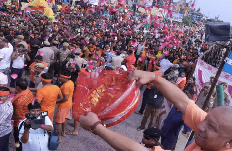 भोलेनाथ के भक्तों पर सीएम योगी ने की श्रद्धा की पुष्पवर्षा