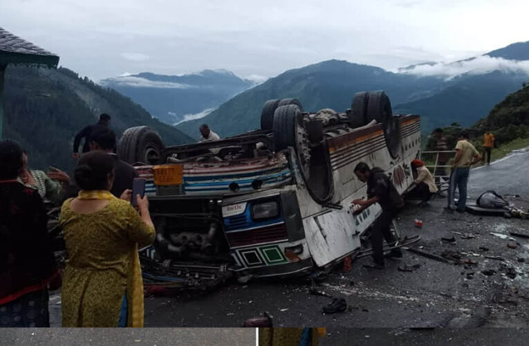 हिमाचल के चंबा में दर्दनाक हादसा, पहाड़ी से सड़क पर गिरी बस; 7 लोगों की मौत, कई घायल